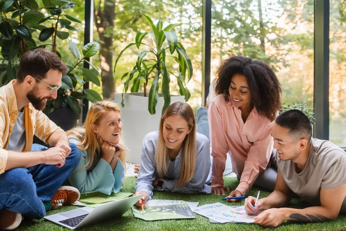 Menschen, die gemeinsam bei einer Tech-Marke arbeiten.